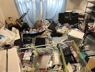 大阪北部地震後の著者宅のお隣のお部屋のリビング
