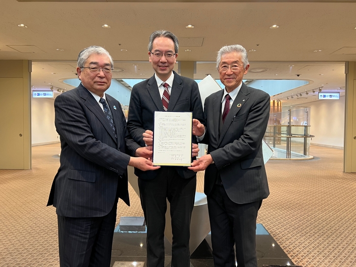 締結式の様子。左から、東川町長 松岡市郎、慶應義塾大学 総合政策学部教授 玉村雅敏氏、大崎町長 東 靖弘氏