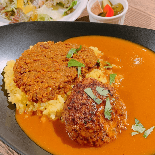 キーマとハンバーグカレーのあいがけ