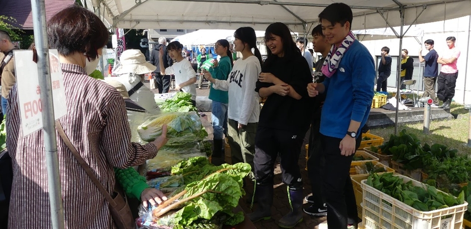 令和5年(2023年)農学部祭で学生が栽培した野菜を販売する様子