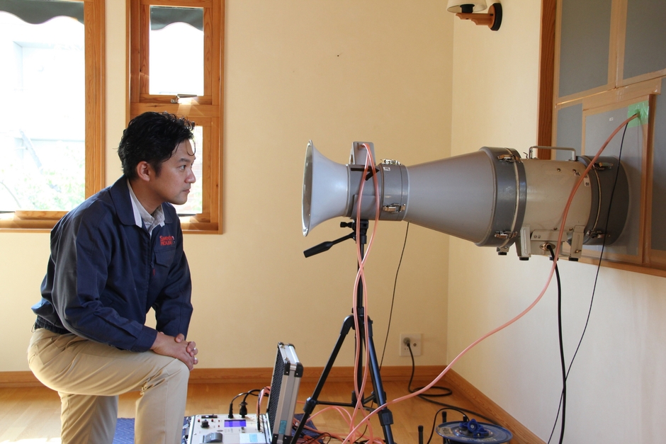 全棟高性能保証表示システム　測定の様子(プラン確定時に断熱性能を示すQ値・U値を計算、お引渡し時に全棟気密性能C値を実測し、住まいの性能を確認します。)