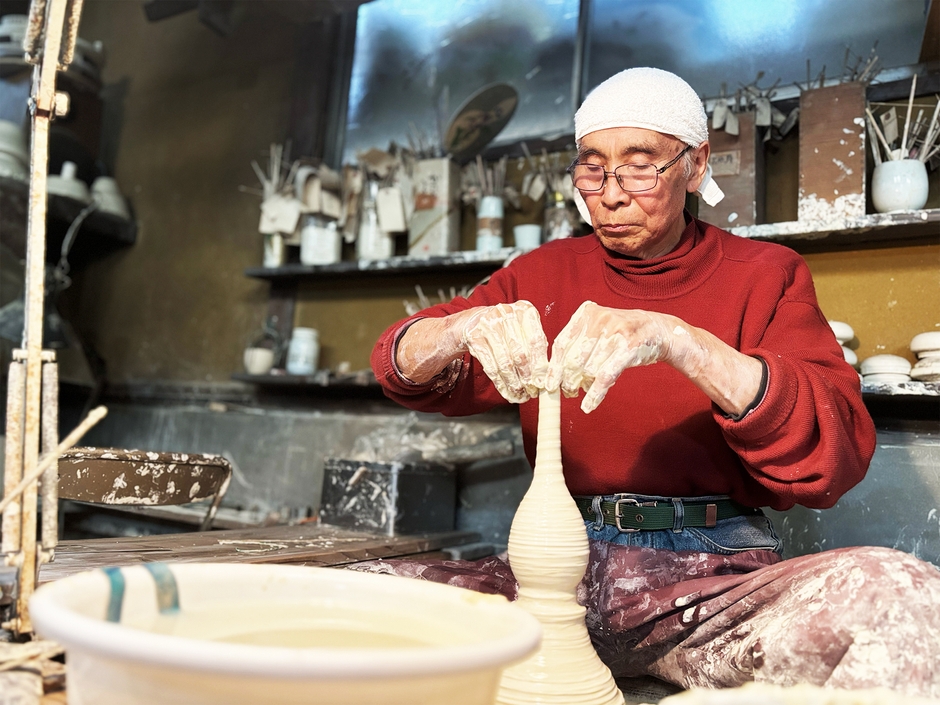 作陶の様子(ロクロ)