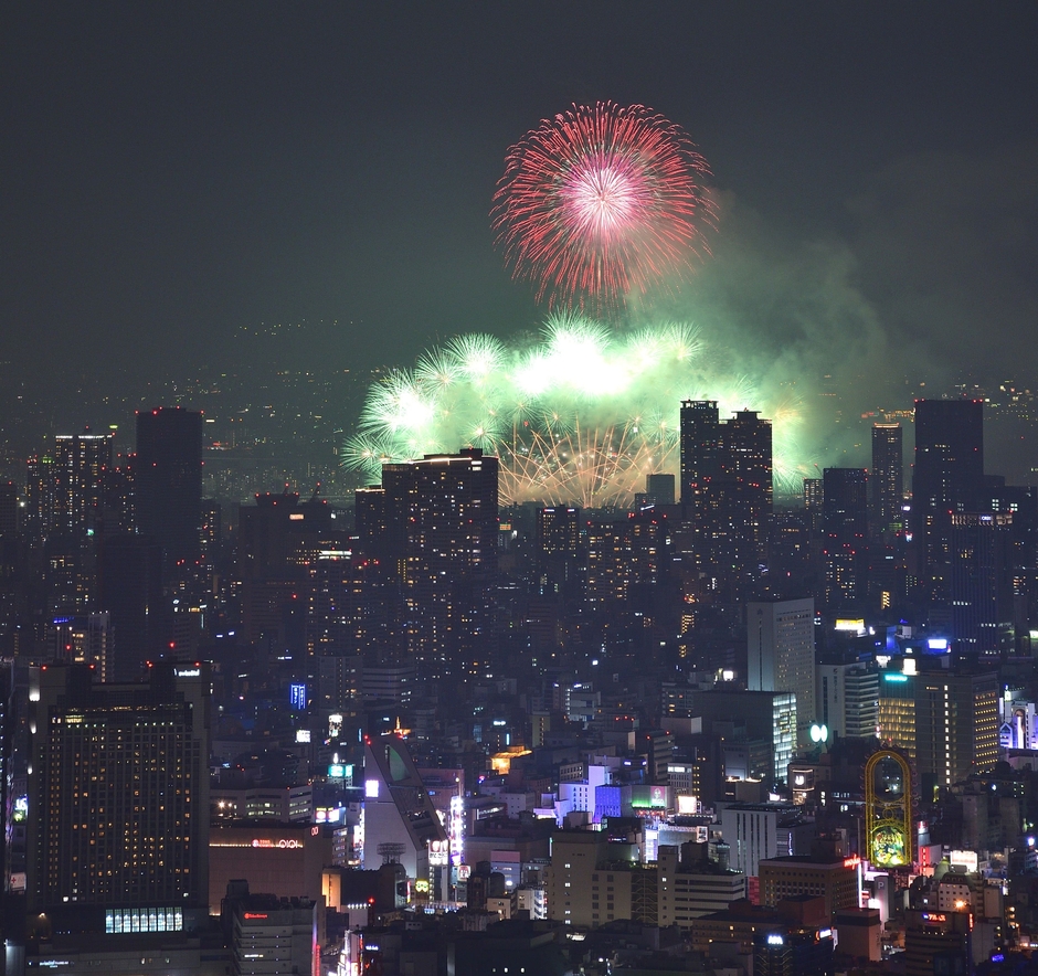 ハルカス300(展望台)から見る「なにわ淀川花火大会」(過去開催の様子)