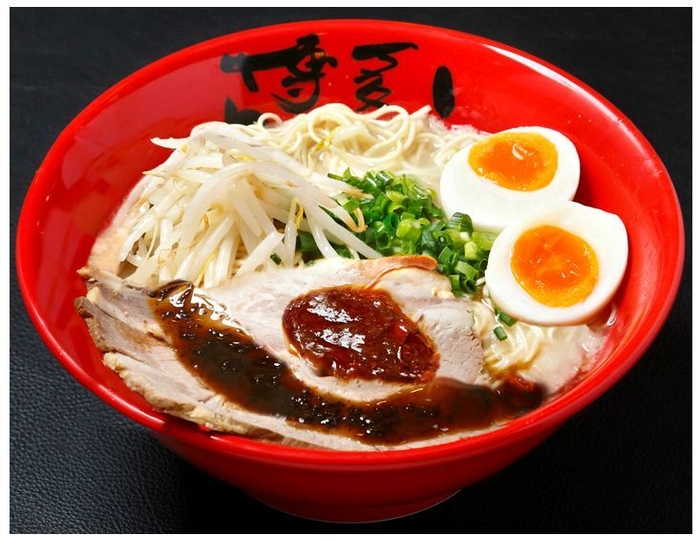 「豚骨ラーメンスペシャル(玉子入り)」14ユーロ(約1&#44;820円)