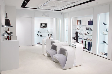 NY発信のプレミアムシューズブランド、Stuart Weitzmanのアイコンブーツ”5050”をミランダ・カー、オリビア・パレルモが着用してイベントに登場