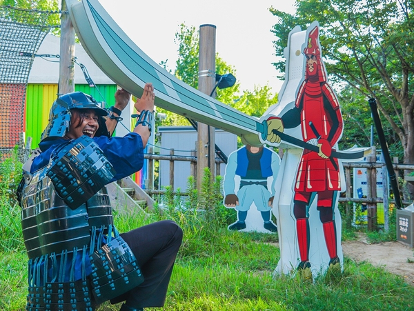 ▲甲冑を着て、侍になりきろう！