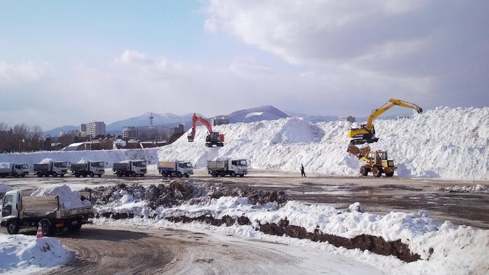 除雪された雪が運び込まれる雪堆積場