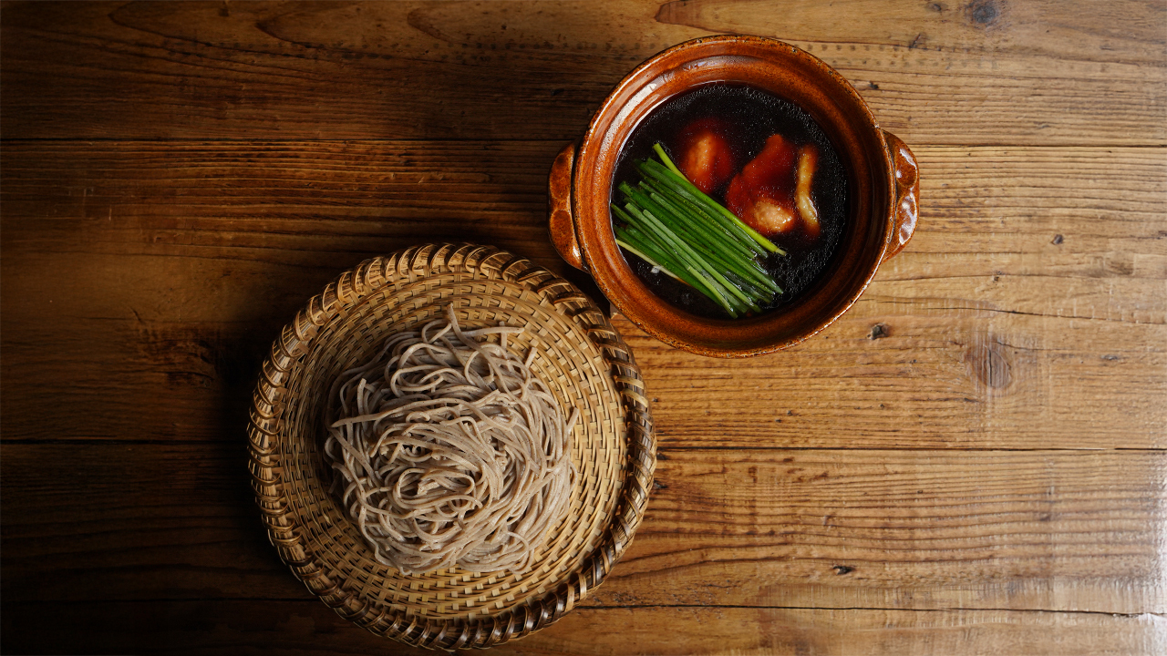 火入れしながら熱々をいただく熱鴨つけ蕎麦
