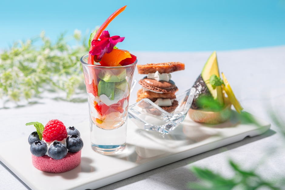 左から、「マンゴーとラズベリーのロールケーキ」 「マンゴーとクスクスのパフェ仕立て」、「無花果とホワイトチョコレート」「ポテトとアボカドのクロスティーニ」