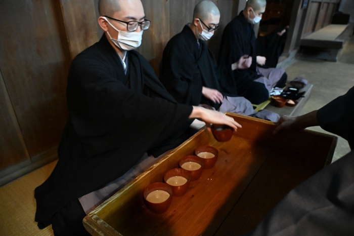 修行僧たちが自然栄養食365を食べる場面_1