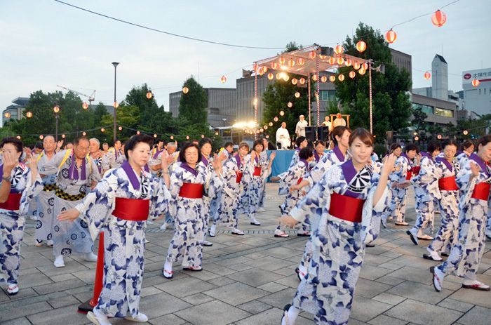 江州音頭総踊りの様子