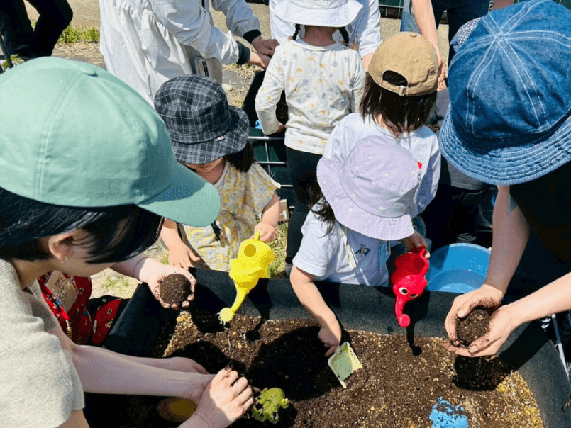 土に触れて種植えをする子供たち