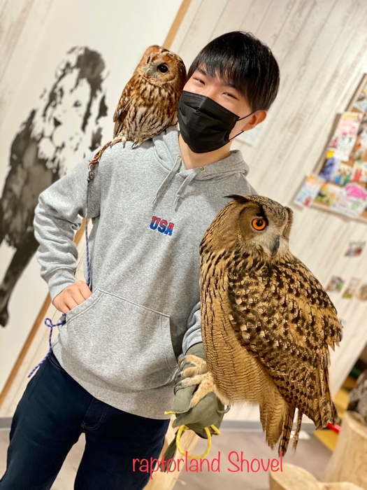 腕乗せ&肩乗せ体験の様子(1)
