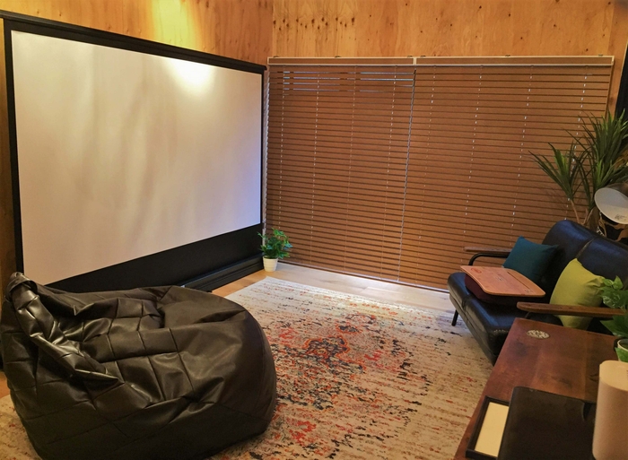 3階CHILL:100インチスクリーンで映画鑑賞も