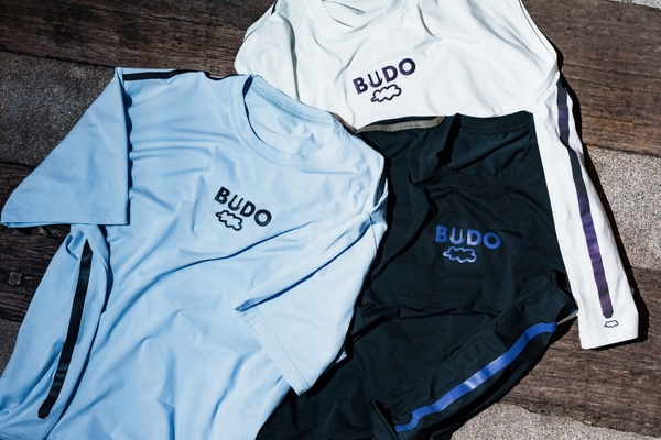 協賛商品イメージ❶特許技術「カラー再帰性反射材」を使用したライン<day&NIGHT>シリーズ（ボックス型フレンチスリーブとショートスリーブ）