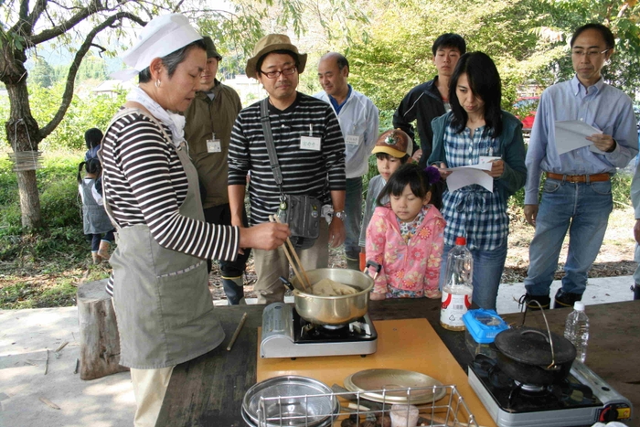 イナゴの佃煮づくり