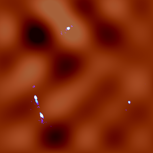 図1.検出されたダークマターのむらむら。オレンジ色が明るいほどダークマターの密度が高い場所、暗いほど密度が低い場所を表している。青白色は、クエーサー（銀河の中心核）が重力レンズ効果を受けた結果として、アルマ望遠鏡が観測した見かけの像を表している。（Credit：ALMA （ESO/NAOJ/NRAO）, K.T. Inoue et al.）