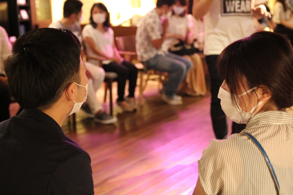 お互い素顔が気になってきて・・