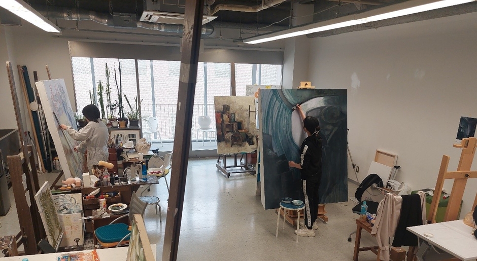 近畿大学文芸学部生の作品制作の様子