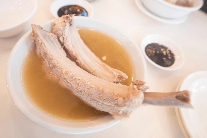 胡椒や醤油でしっかりと味付けされた「バクテー」