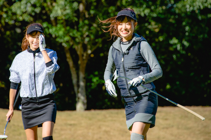 ファッショナブルなゴルフ女子達も番組の見どころ。写真は高橋としみさん（右）と美波千夏さん