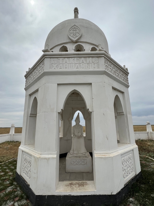 写真2 西カザフスタン州ドリンノエ所在のタクサイ・ハンシャイム廟(筆者撮影)