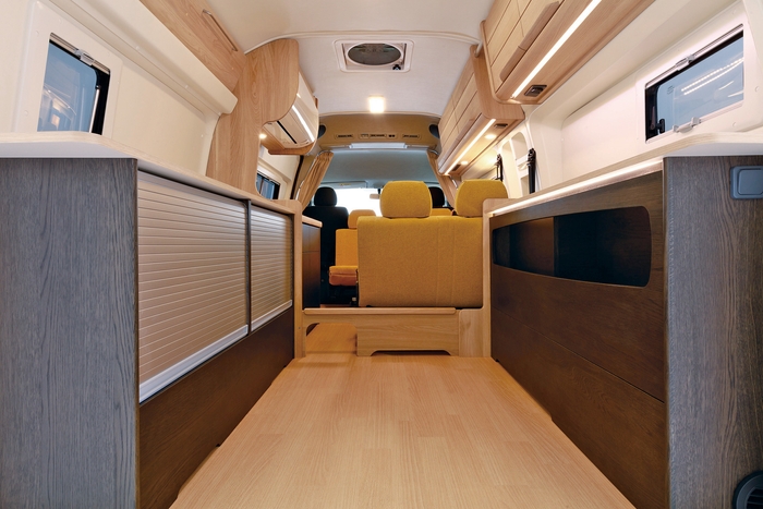 開放感と落ち着きの空間を演出するナチュラルトーンの家具色