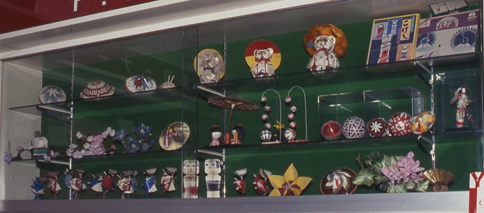 Photo.20 たばこペーパークラフトで飾られた店内 今泉ハル子商店(福岡県)