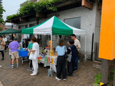 古川まつりで地域の方々から荒雄の記憶や思いを聞き取る様子
