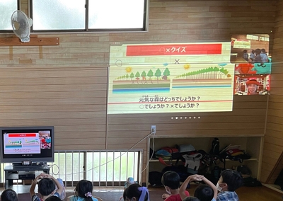 福岡県宗像市学童保育受託施設でのオンライン工場見学の様子
