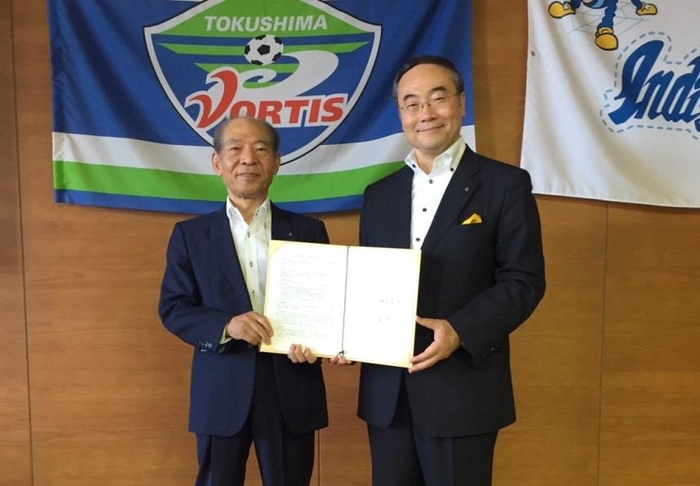 近畿大学学長 塩﨑均(左)と徳島県知事 飯泉嘉門(右)