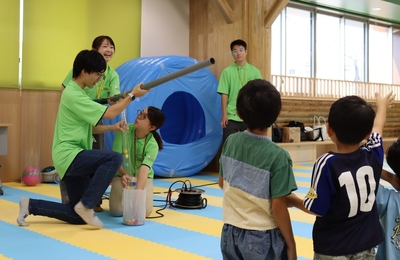 ブロワーでスポンジボールを次々に発射