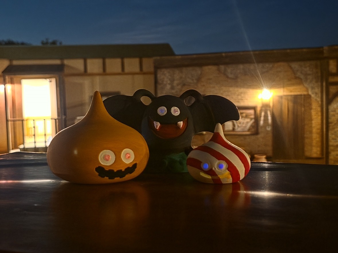 不気味に輝く、あなただけのハロウィーンモンスターをつくろう!
ニジゲンノモリ「ドラゴンクエスト アイランド」
スライム&ドラキー色塗り体験「秋限定!光るモンスターのきらめきクラフト2026」