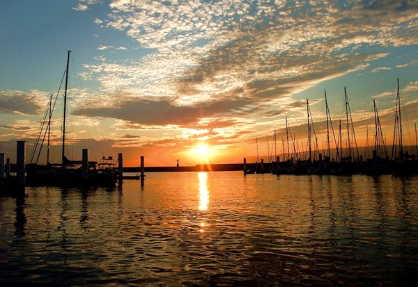 サンセットが美しいマリーナの海の景色