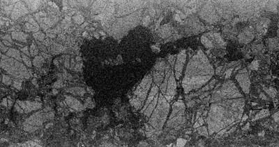 QPS研究所の衛星で夜間に観測した海氷や船舶の画像(白部:海氷/黒部:海)