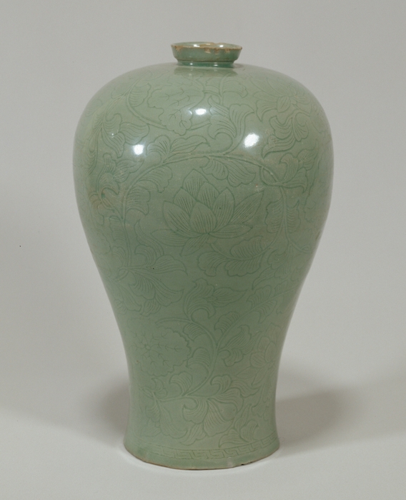 画像9　青磁蓮唐草文瓶