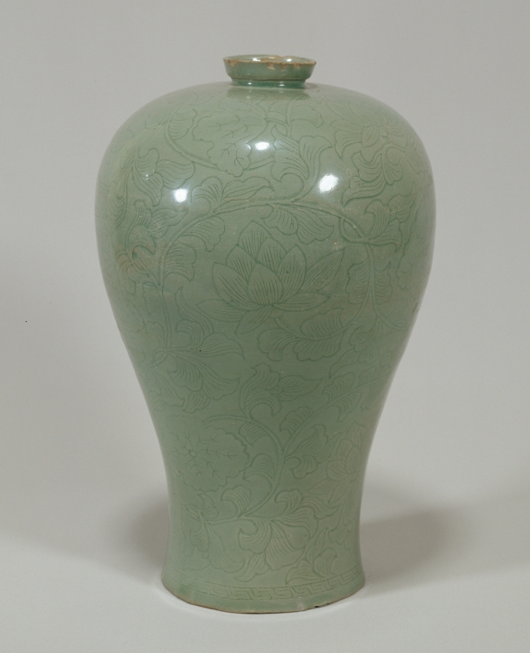 画像9　青磁蓮唐草文瓶