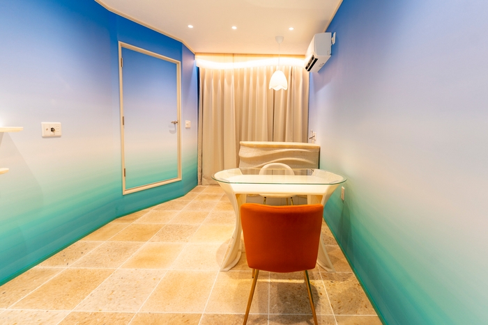 3Dプリンターを用いて、植物、バイオマス由来の生分解性樹脂材料で作った家具を展示するスペース