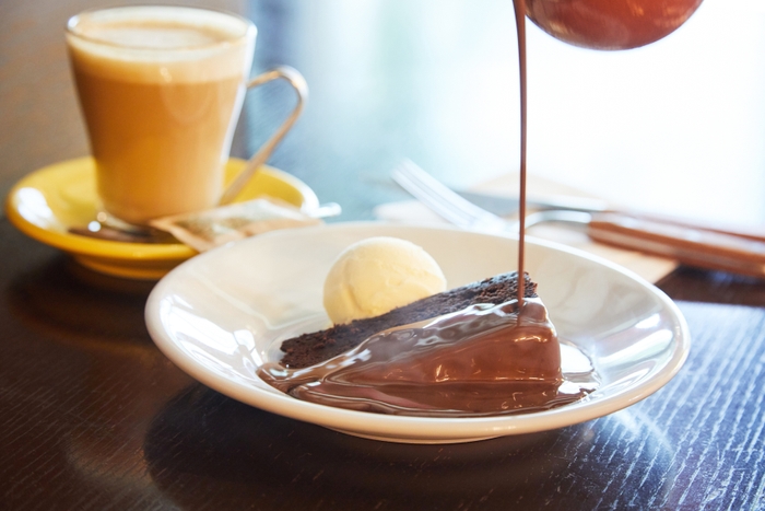 ホットチョコソースをかけたチョコレートケーキ ¥825