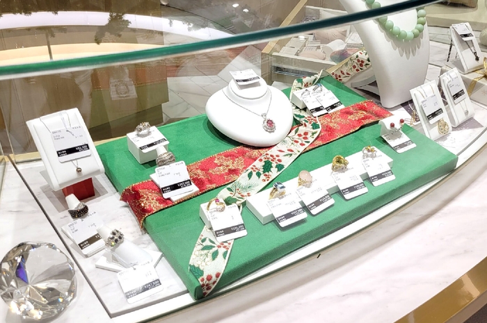 ジュエリー＆バッグフロア：ショーケース内も敷板やリボンでクリスマスムードを演出