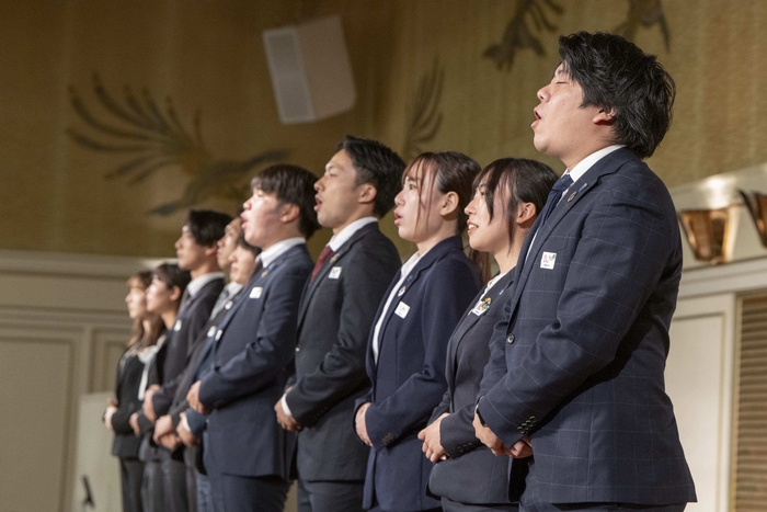 パフォーマンスをする若手社員