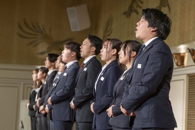パフォーマンスをする若手社員