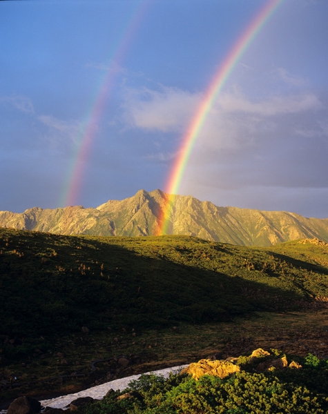 水晶岳と虹(山荘テラスから)