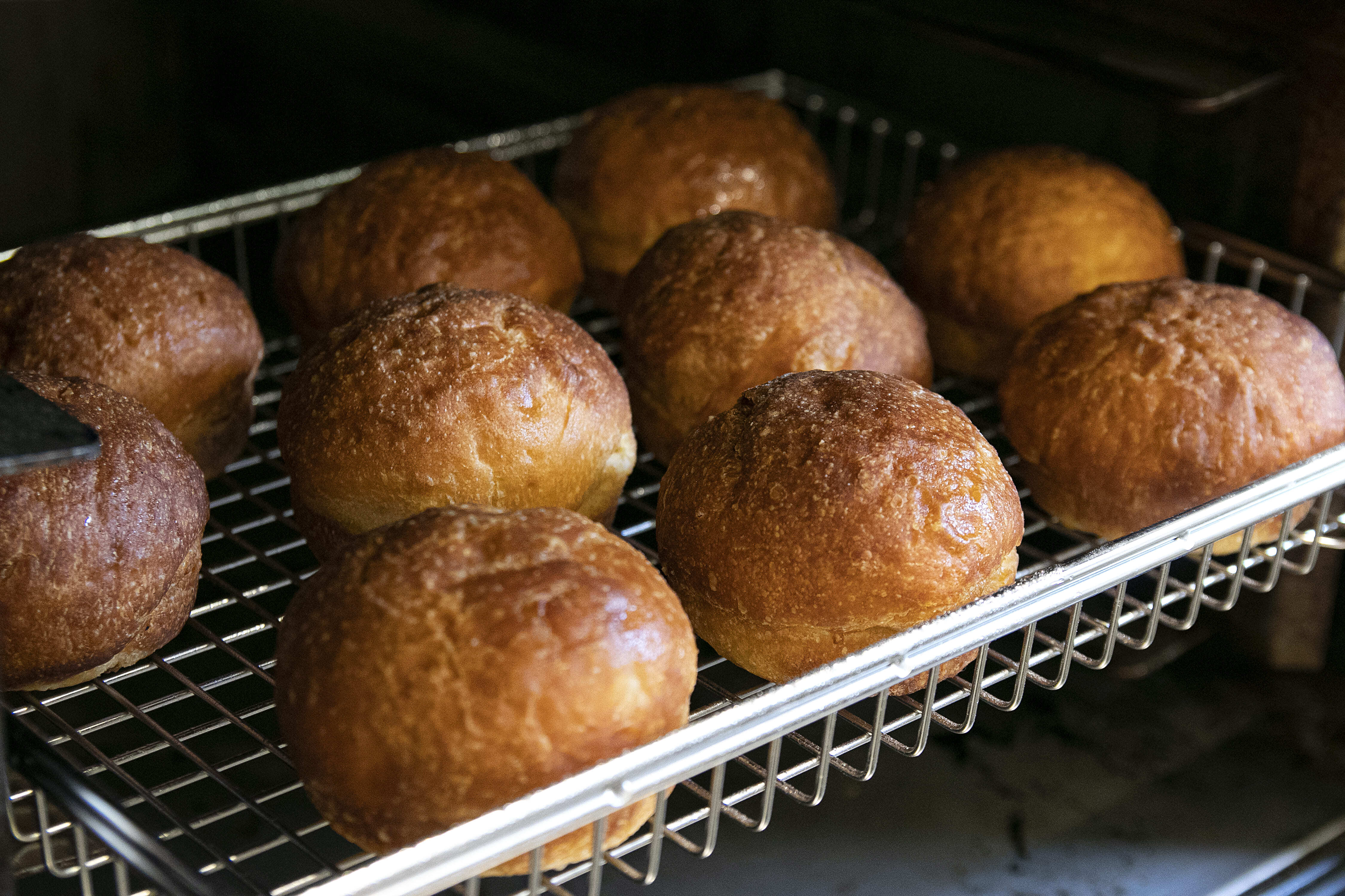 にわのパン(塩パン)は、国産小麦の中に卵白を30%使用