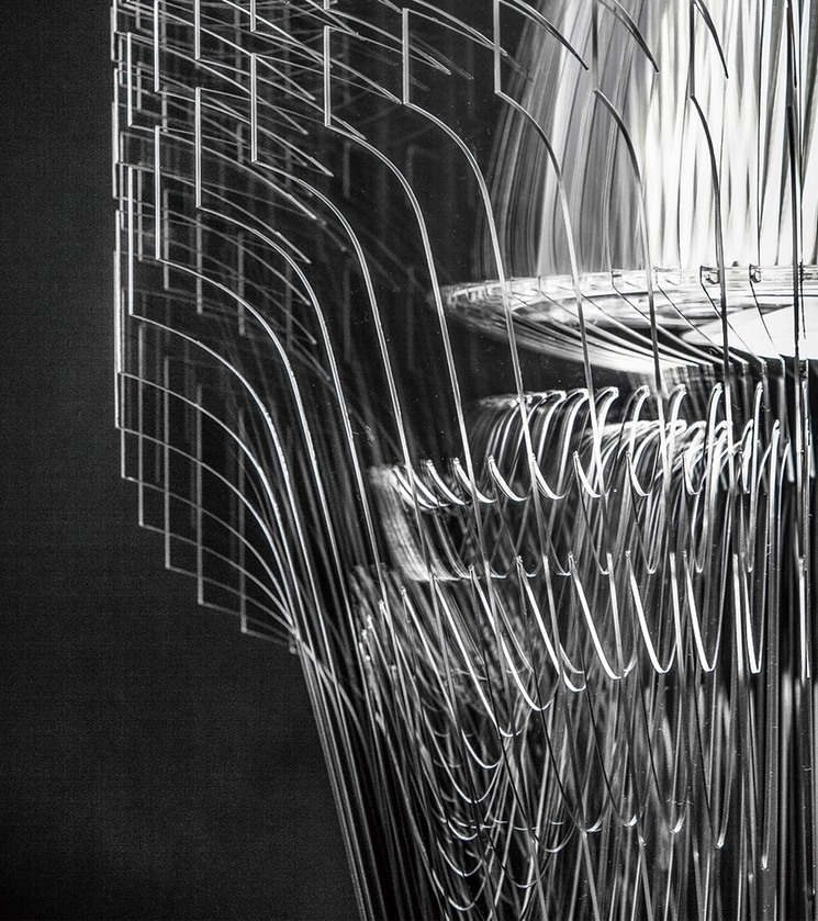 透明な素材感が流動的なフォルムを際立たせます