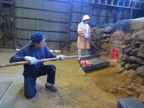 木戸口 武夫氏 炭出し作業