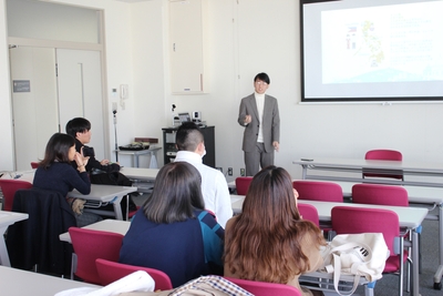 マプア大学などの説明をするカクさん
