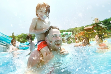 ネスタリゾート神戸 今年の夏は大自然で、みんな一緒に大興奮！！ 「大自然の冒険テーマパーク」で、 新緑に囲まれて全身ずぶ濡れになれば、 興奮と爽快感の最高潮へ！  