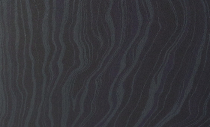 緑や黄色の染料が、黒い革にのると青い縞模様になります。