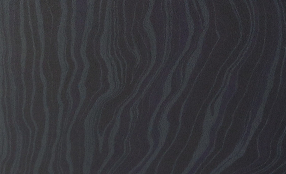 緑や黄色の染料が、黒い革にのると青い縞模様になります。